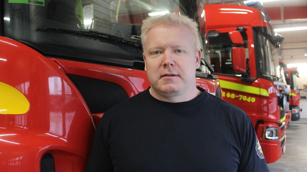 Ulf Bowein, räddningsbefäl på plats, kunde berätta att larmet om en gräsbrand utvecklades till djurlivräddning, sedan man lyckats hindra två rådjur från att springa in i den nedfallna ledningen.
