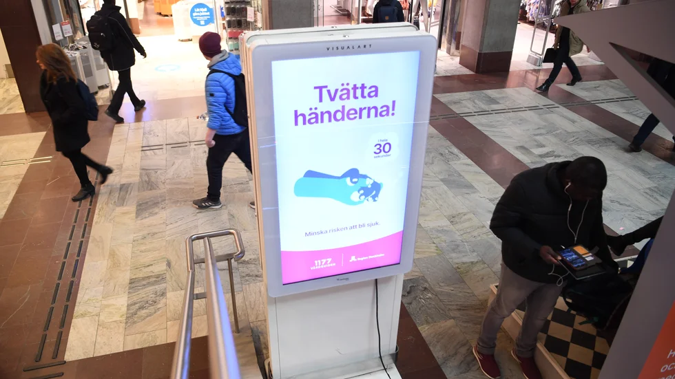 Sju av tio svenskar över 65 år säger att de känner sig mer otrygga i offentliga miljöer sedan coronaviruset började spridas. Arkivbild.