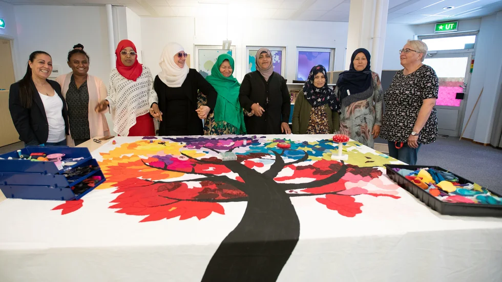 Nadya Kanjo, Hindia Ahmed Osman, Semhar Girmatsen, Maha Alzakh, Khadijeh Hosseini, Zeinab Khalili, Razia Juma Khani, Razia Sahido och Ewy Stålnacke skapar ett unikt mångfaldsträd tillsammans.