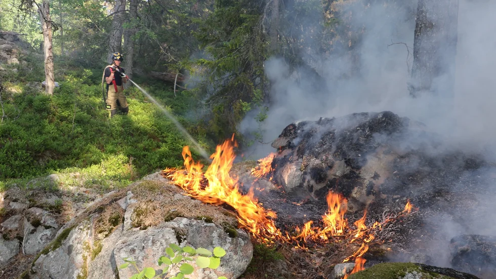 En brand utbröt utanför Knutby på söndagseftermiddagen.