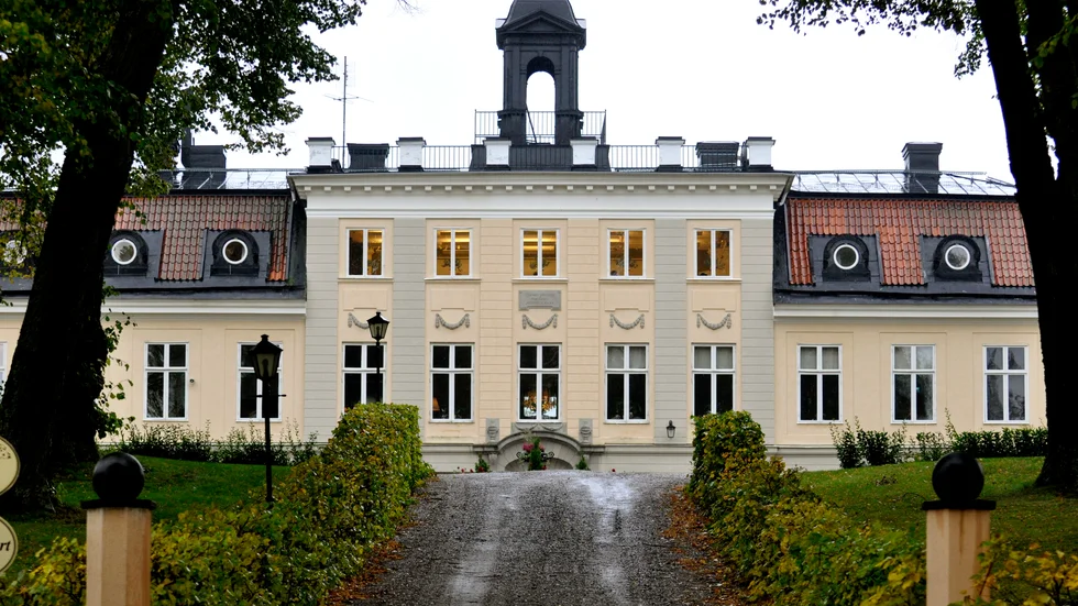Slottsbyggnaderna ska bli 40-50 bostadsrätter och på de omgivande markerna ska det byggas ungefär lika många bostäder till, enligt Svenska kulturpärlors planer.
