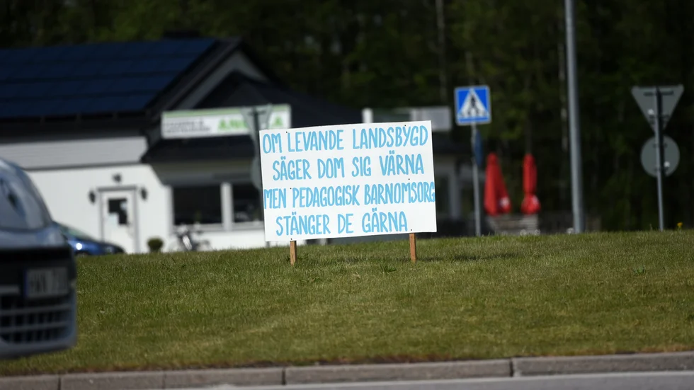 En av rondellskyltarna i Finspång: "Om levande landsbygd säger dom sig värna men pedagogisk barnomsorg stänger de gärna".
