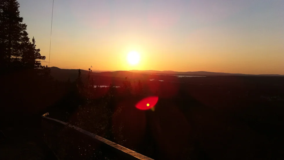 Natten mot tisdagen förväntas midnattssolen göra comeback. Bilden är dock tagen från utsiktsberget Storknabben i Jokkmokk. 
