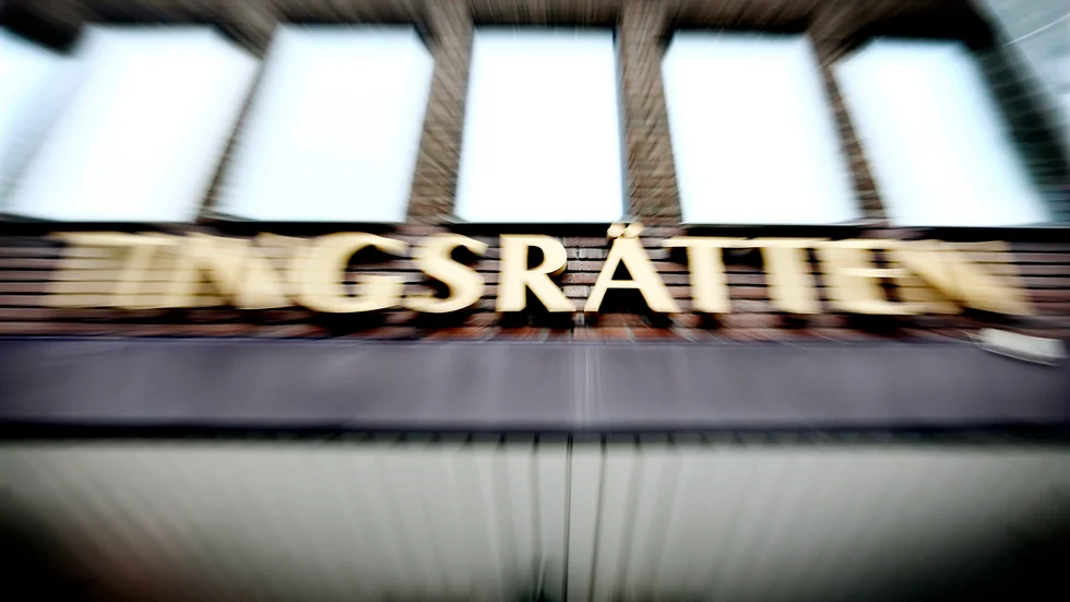 Fyra män åtalas i Västerås tingsrätt för bland annat grovt rån och mordförsök i Sala. En av de åtalade är en 19-åring från Norrköping.