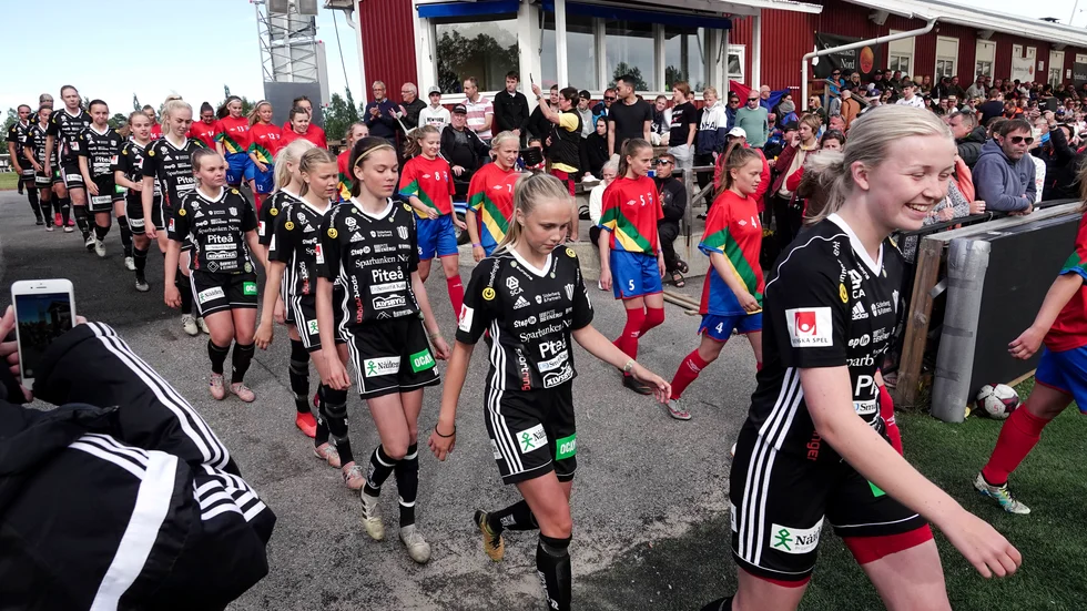 Barn och ungdomar upp till 19 år får börja tävla och spela matcher efter två månaders förbud.