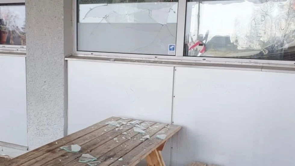 Frendo fick glasrutor krossade natten till påskdagen. Polisen har vissa spår att gå på. 