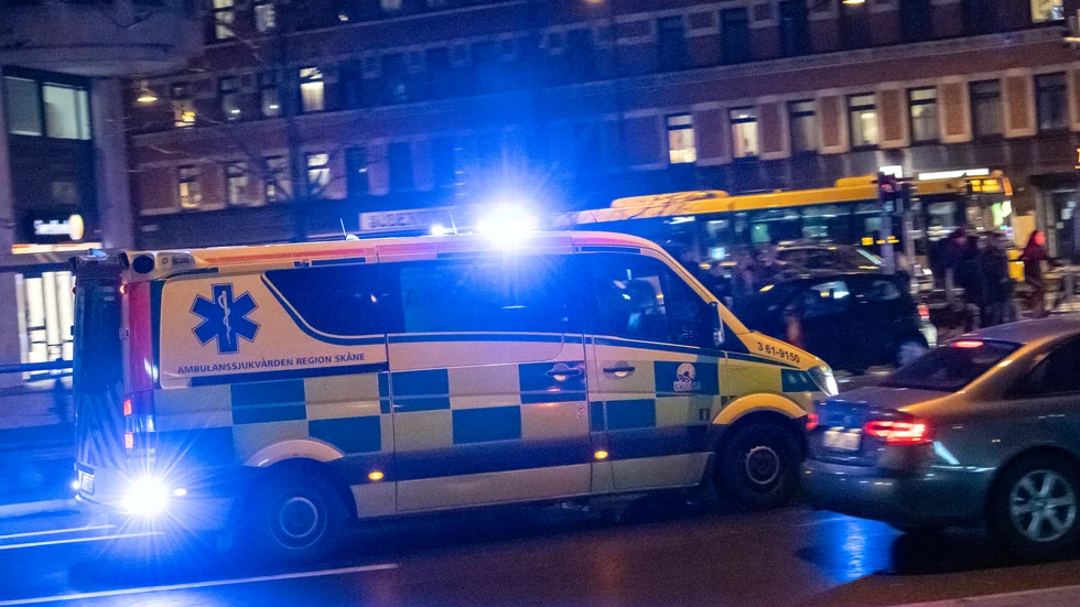 Två personer har förts till sjukhus med allvarliga skador efter en frontalkrock i Malmö. Arkivbild.