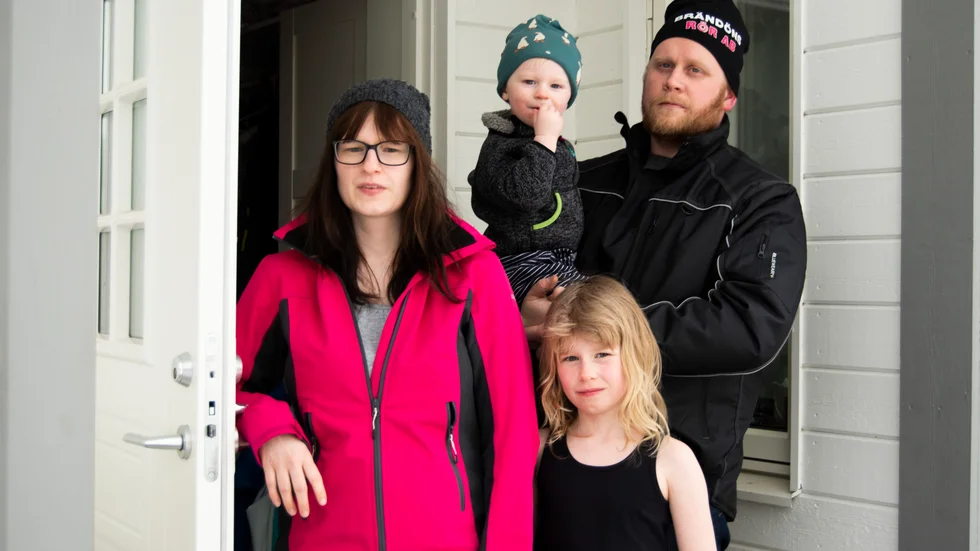 Linnea Lundqvist och Emil Fredriksson med barnen Victor och Alicia bor i Ängesbyn och hade planerat bröllop 23 maj. På grund av Covid-19 fick de skjuta upp sina planer till september.