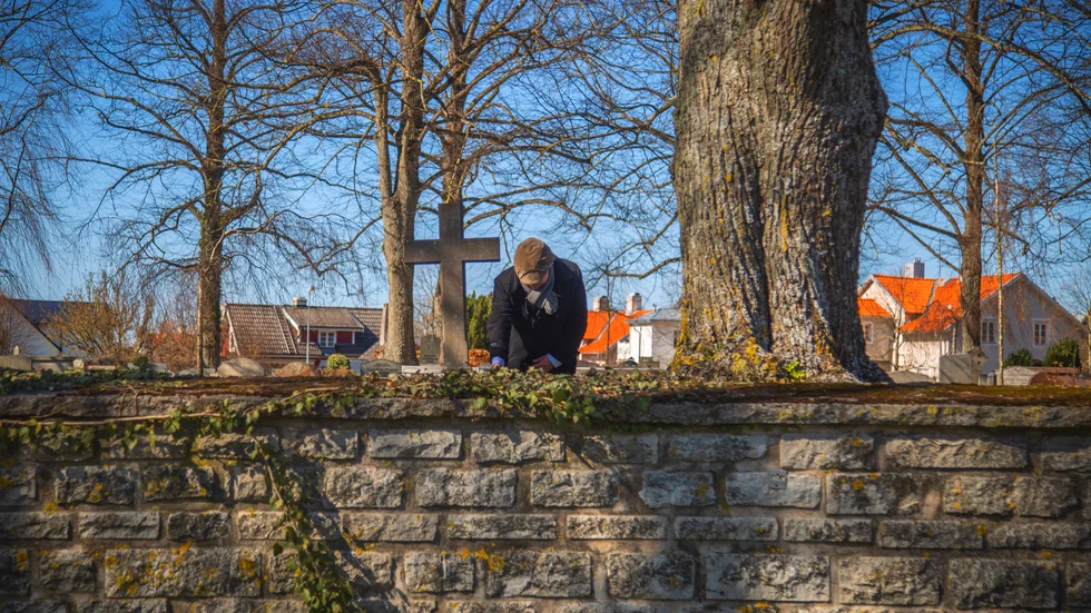 Sorgearbetet efter en anhörigs död är alltid tungt. I coronatider ställs än mer på sin spets inför begravningar, med tanke på restriktionerna om samlingar om maximalt 50 personer.