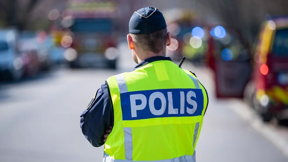 En personbil stals och en annan utsattes för skadegörelse. 