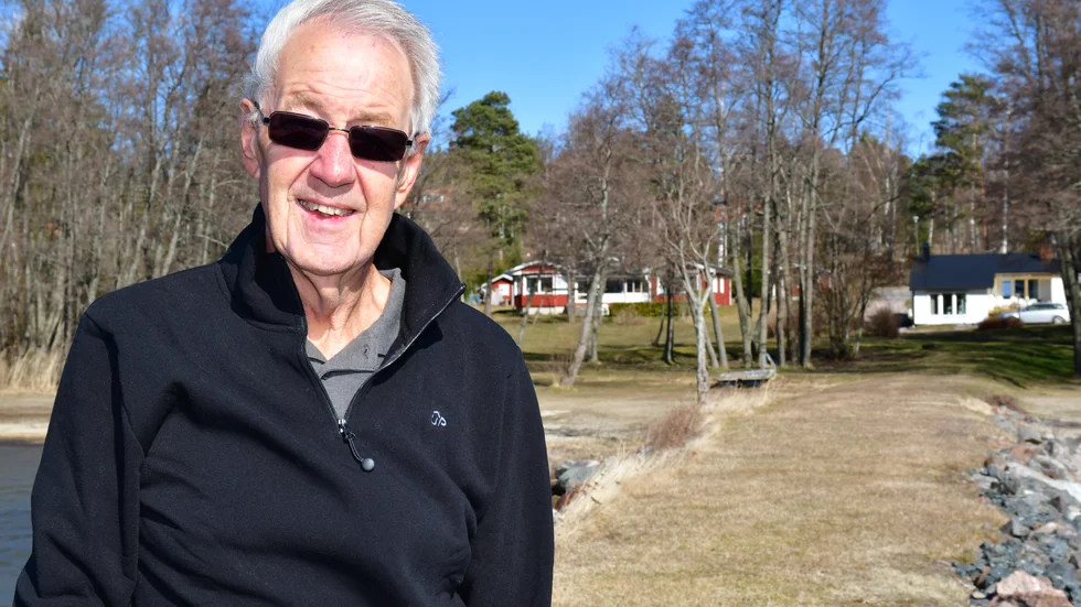 Peter Johansson, före detta hockeytränare i bland annat Almtuna, är hemma i Sverige igen efter en händelserik resa genom ett coronadrabbat Europa. Här nere vid vattnet utanför huset i Älvsnäs på Söderön i Östhammar.