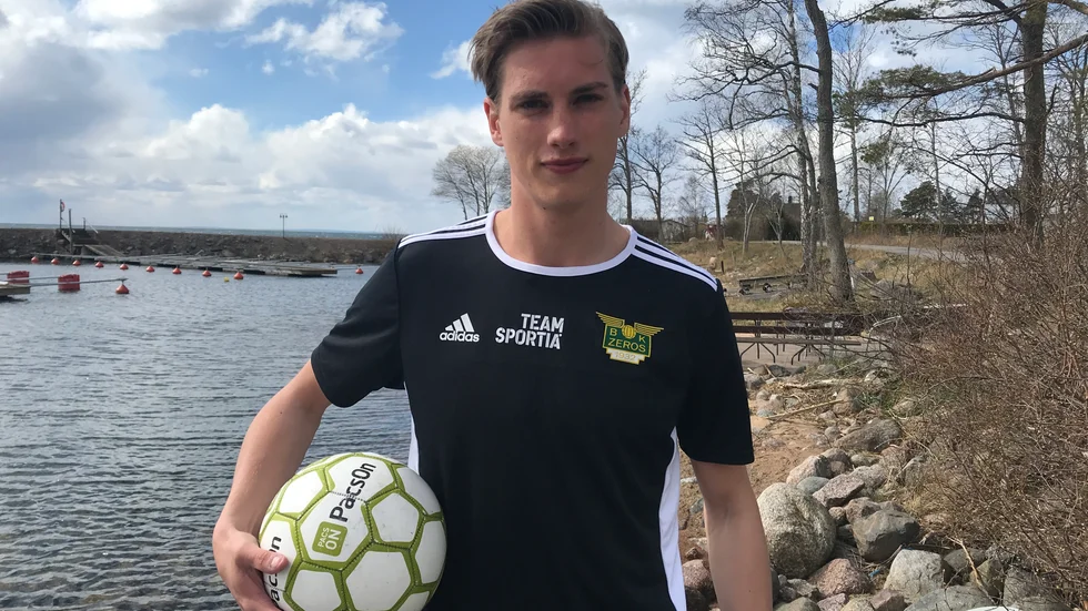 Charlie Jareblad hoppas nå division 4 med Zeros i fotboll och allsvenskan med Solfjäderstaden i innebandy. Han är en dubblerare som fått jobb som lärare och är tillbaka i hemstaden. Möt Jareblad i veckans Sportsnack.