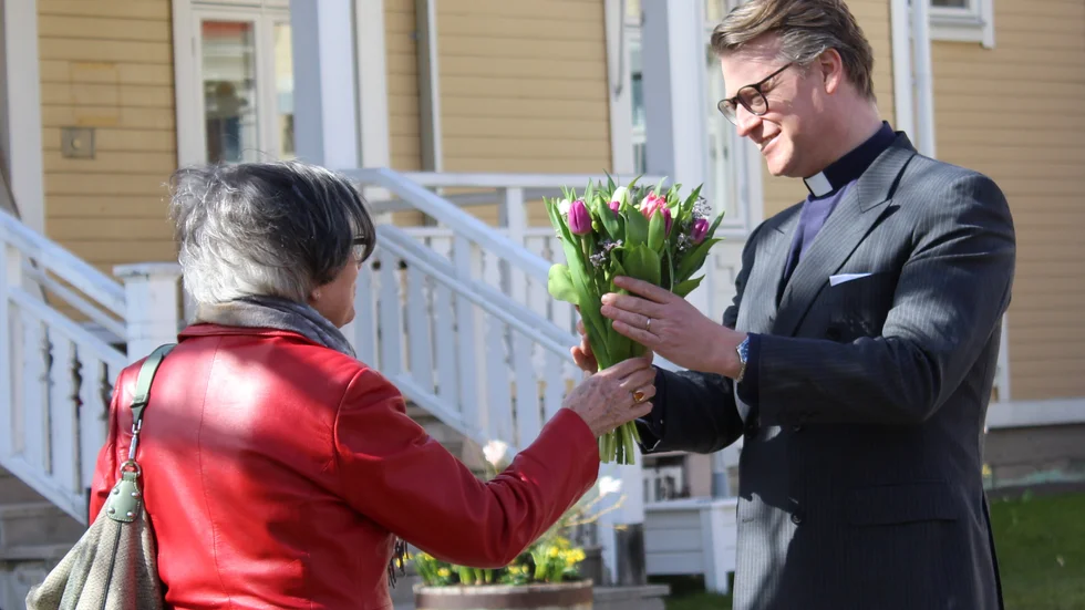 Kyrkorådets Birgit Svärd överlämnade på onsdagen ett fång tulpaner till nye kyrkoherden Pär Österlund.