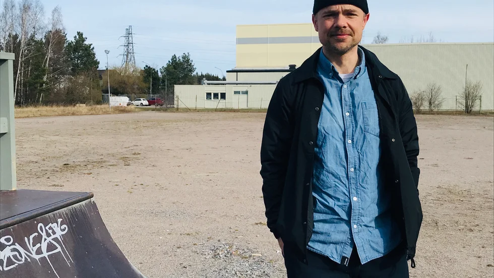 Richard Hellfors från Eskilstuna skateboardförening skulle gärna se att den skatepark som kommunen planerar för byggs på grusplanen vid Bollhuset i Årby.
