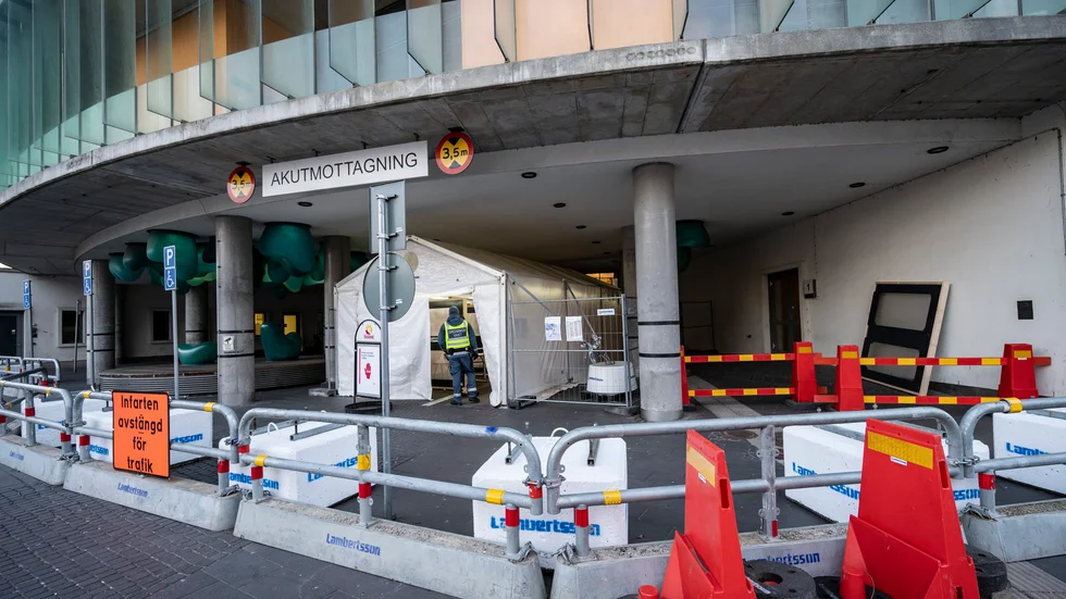 Ingången och infarten till en akutmottagning i Malmö har anpassats på grund av coronaviruset. Regionerna och kommunerna kommer att få mer pengar, enligt Ekot. Arkivbild.