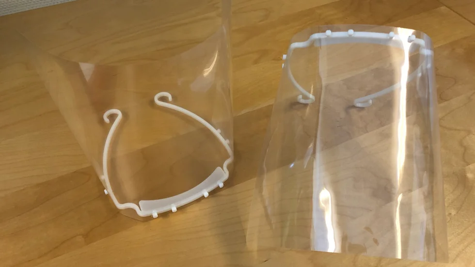 Kommunens skolor och förskolor beställer visir och munskydd till sin personal. Anställda som vill ska kunna använda dessa i tjänsten.