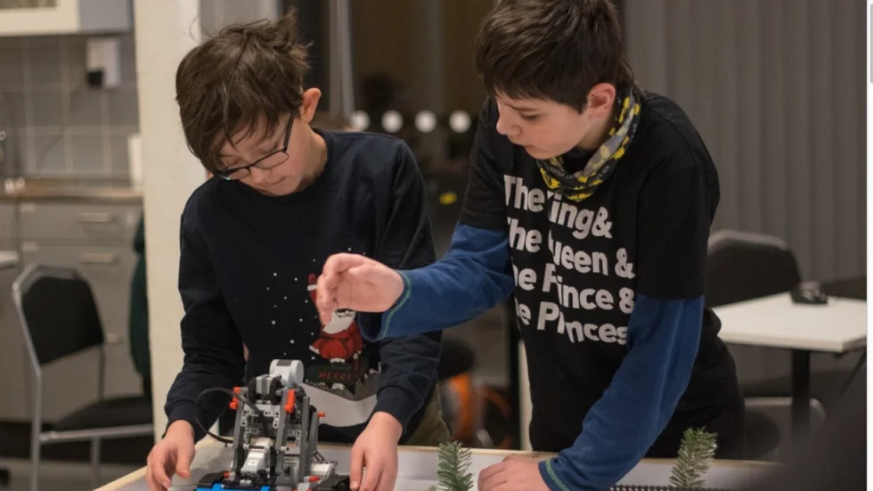 Elever från Bergsbyskolan skapar under kickoffen på Exploratoriet.