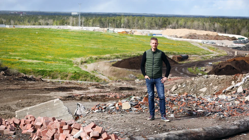 "Med början direkt vid vågen vid entrén och en kilometer rakt upp ligger det sopor, som mest 30 meter ner i backen" , säger Kent Briby som står på toppen av deponin på Lilla Nyby i Eskilstuna.