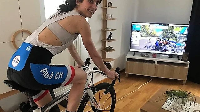 Therese Ovefalk, Piteå har fastnat för e-cycling som växer rekordsnabbt i dessa coronatider. 