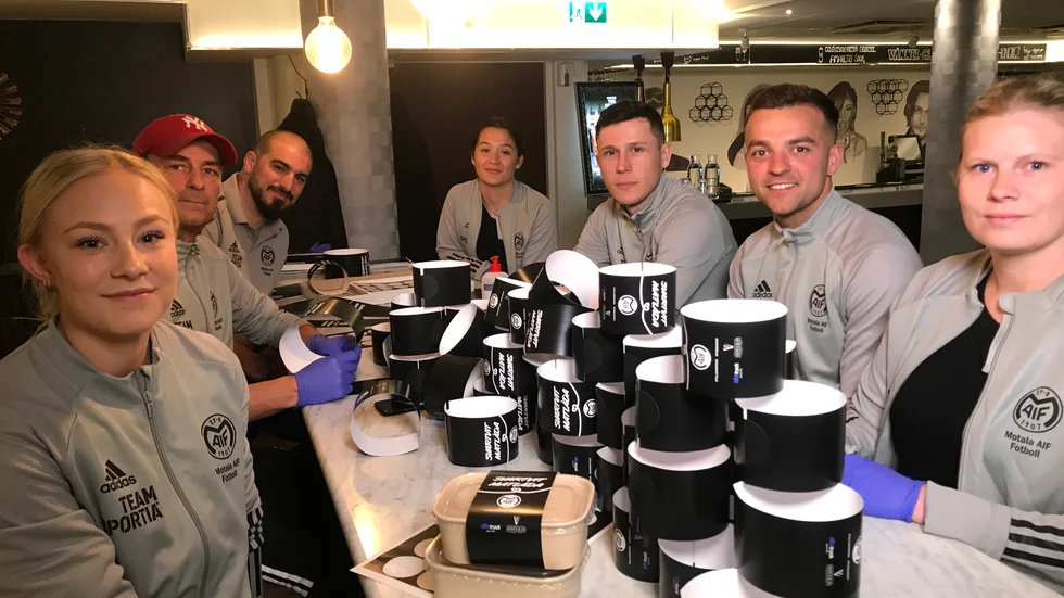 Spelare och ledare i Motala AIF jobbade tillsammans med att sätta ihop matlådor till vårdens hjältar. Ett avbrott i träningen inför den seriestart det längtas till.