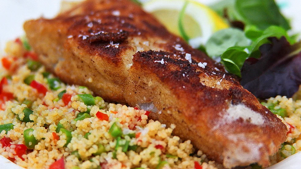 En kryddig grönsaksbulgur bär upp den panerade fisken.