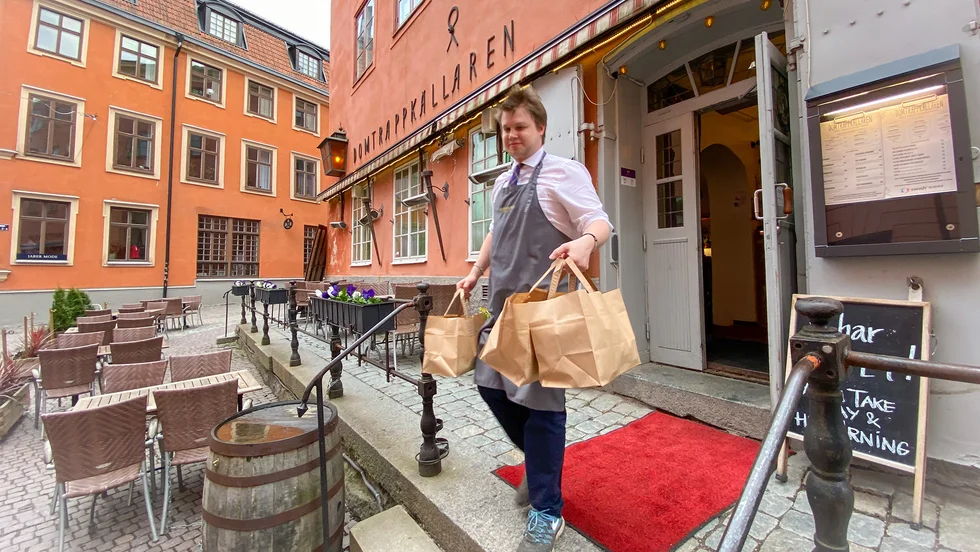 "Lite annorlunda", säger Alex Palmred om att nu leverera hämtmat.