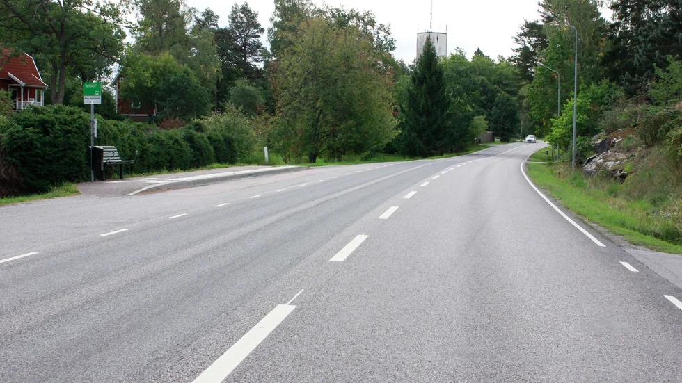 Att vänta på bussen längs en hårt trafikerad väg helt utan skydd är inget resenärerna uppskattar. 