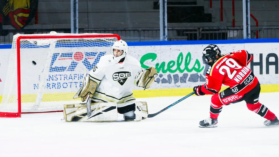 Emma Nordin sätter 1-0 bakom Lindsey Post i SDE:s kasse tidigare under säsongen. Den matchn vann Luleå med 2-1.
