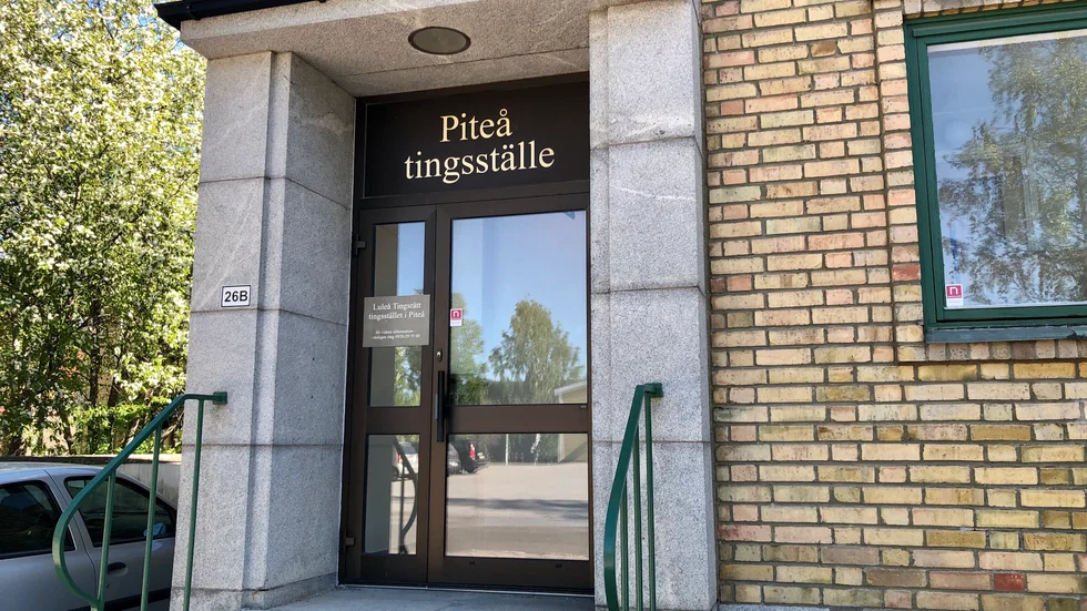 Personen som blev misshandlad dök aldrig upp till huvudförhandlingen vid Piteå tingsställe. Han har liksom den åtalade inte velat medverka i polisutredningen.