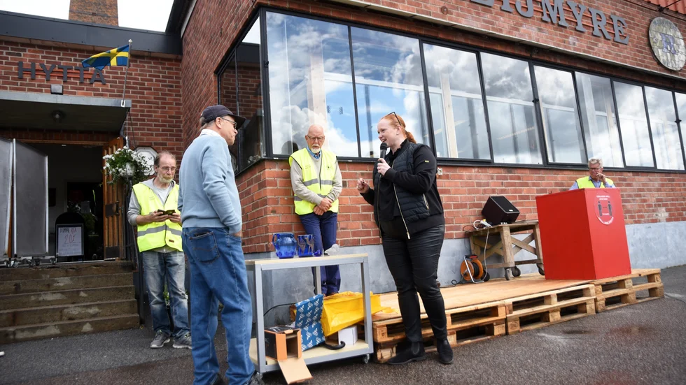 Olle Rosén får sina glaspjäser värderade av Maria Granström, värderingsman på Bukowskis. Till sin hjälp har hon Thord Höglander och Svante Bogren.