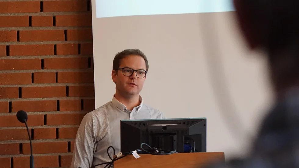 Lars Kåremyr, miljöchef i Västerviks kommun, menar att en sanering av området vid fotbollsplanerna kan bli aktuell, även om rapporten nu tonar ner riskerna.
