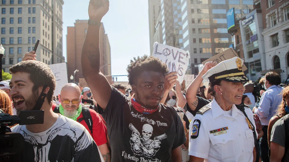 En demonstrant höjer sin näve under en manifestation i Columbus, Ohio, under tisdagen.