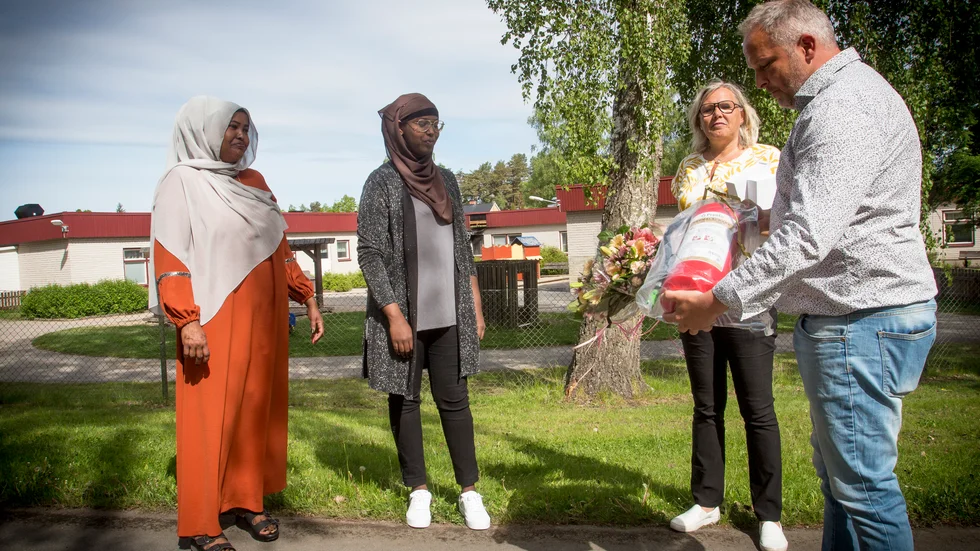 På fredagen visade KFAB sin uppskattning till vardagshjältarna Farhiyo Sheekh Ahmed och Shamso Omar Ibrahim. Maria Doktare och Tobias Lundqvist kom med gåvor och ett varmt tack.