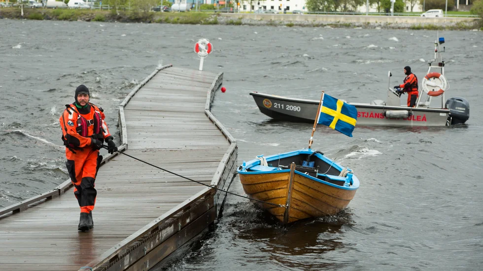 Den långa flytbrygga som ligger i Norra hamn har tagit stryk av hårda vindar. Bryggan måste repareras och kommunen planerar att sätta ut en kortare variant under tiden reparationsarbetet pågår. Bilden är tagen vid en blåsig dag förra sommaren.