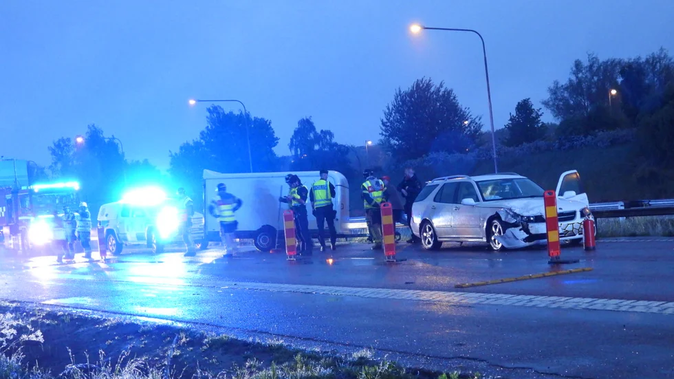 E22 stängdes av efter en kollision mellan två personbilar.