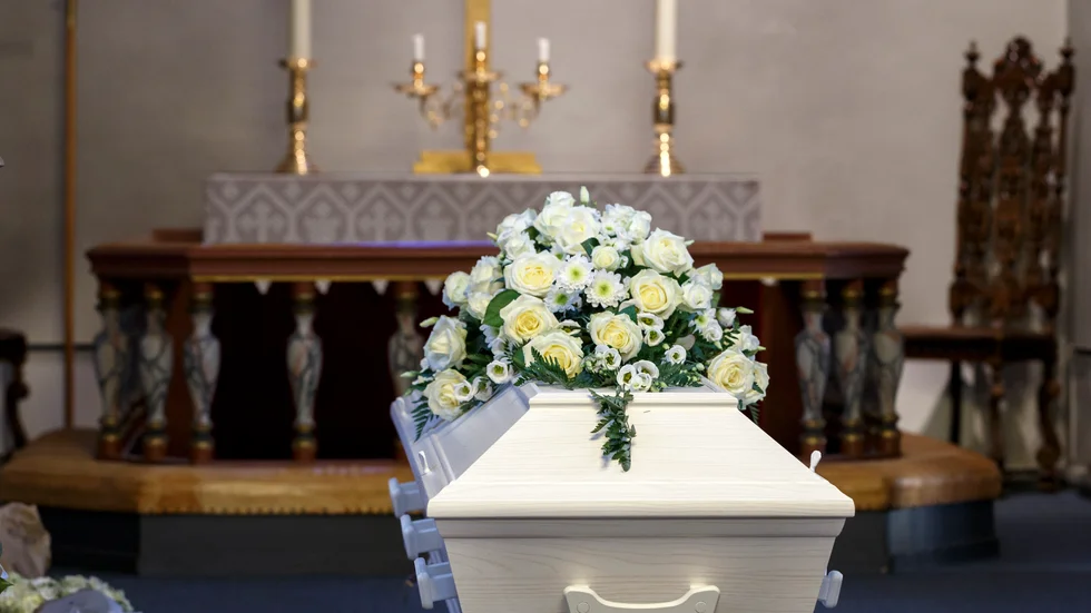 Mer än 4.000 familjer sörjer över att de inte får fira midsommar i år med sina nära och kära. Folkhälsomyndigheten, FHM och Sveriges ledning erkänner att det är tragiskt men försvarar sig med att det är för tidigt att jämföra dödstalen med andra länder. 