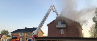 Brand i flerfamiljshus - en till sjukhus         