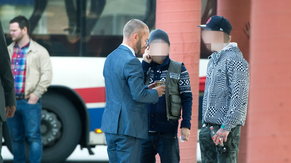 Den misstänkte bombmannen (i mitten), tillsammans med en vän och sin försvarare, advokat Jens Arnhof, under den kaotiska dagen i Luleå för åtta år sedan.