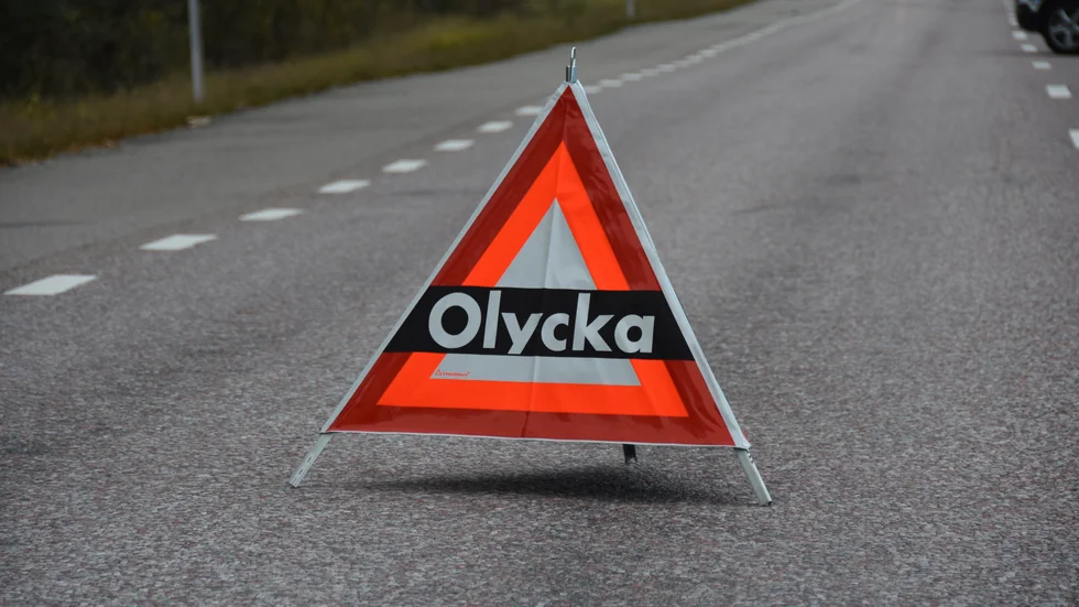 Minst en person har förts till sjukhus efter morgonens singelolycka norr om Jockfall. 
