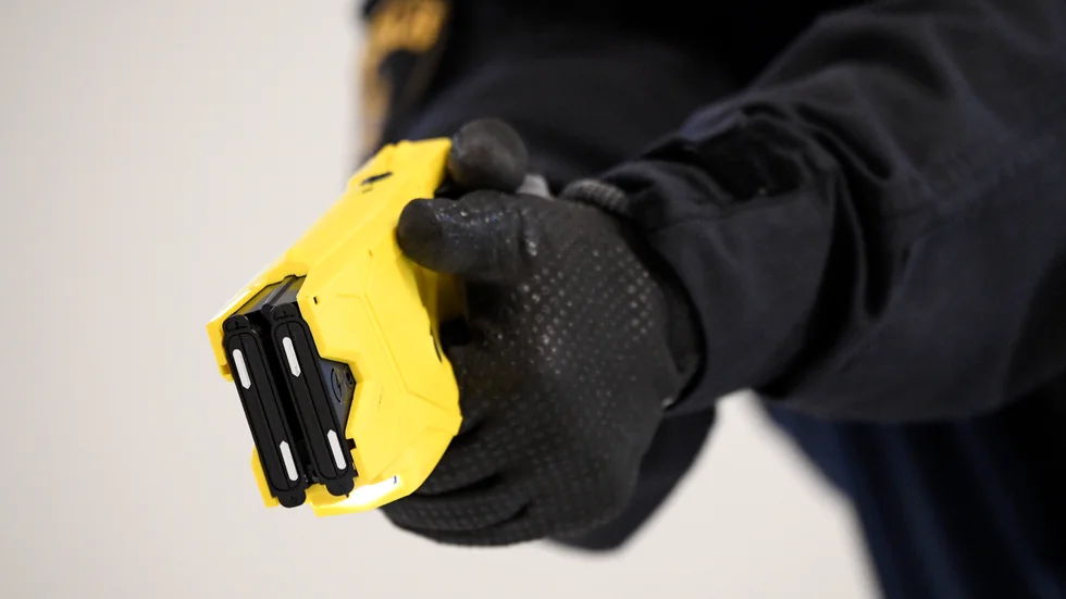Polisens elchockvapen. (Vapnet på bilden har inget med textens innehåll att göra.)