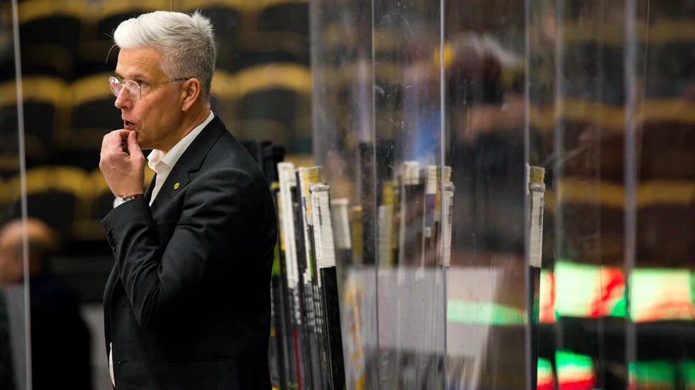 Skellefteå AIK:s klubbdirektör tycker att svenska hockeyförbundet ska styra upp användandet av halsskydd i JVM.