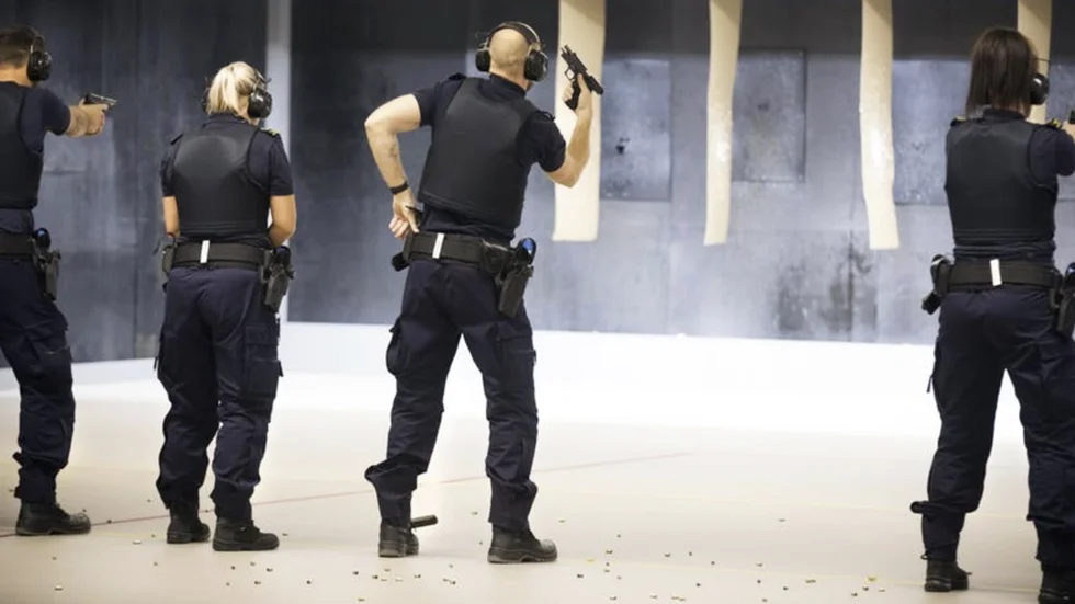 Massor av stolar står tomma på polisutbildningen. Polisområde Norrbotten testar nu ett nytt grepp för att få fler att vilja jobba som polis.