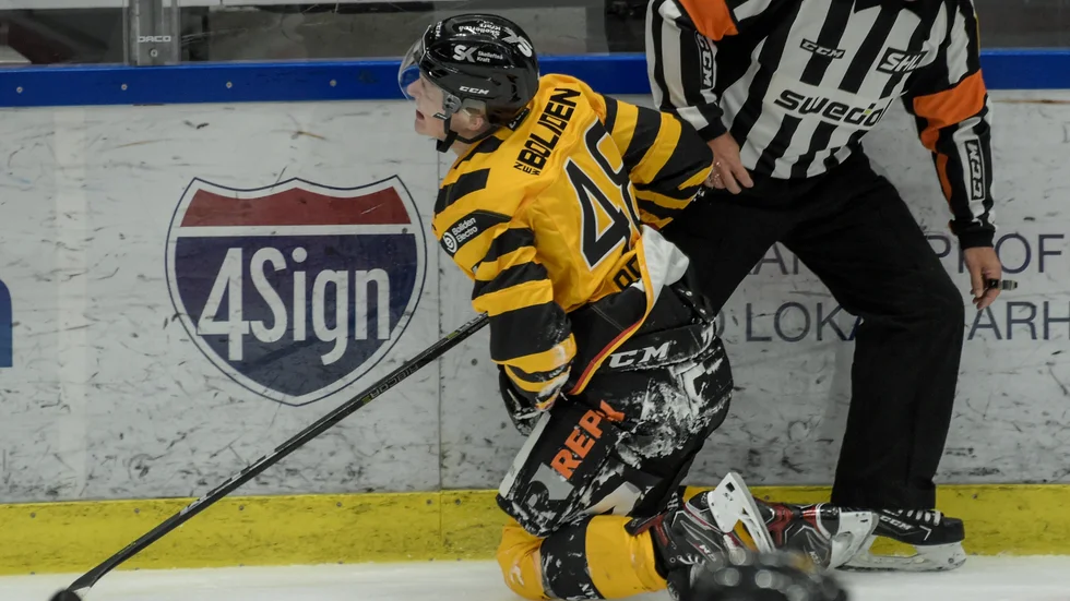 Jonatan Berggren fick ont efter en en hård tackling som gjorde att axeln inte gick att använda helt och hållet i slutet av matchen och lagläkaren beslutade att han fick lämna isen. 