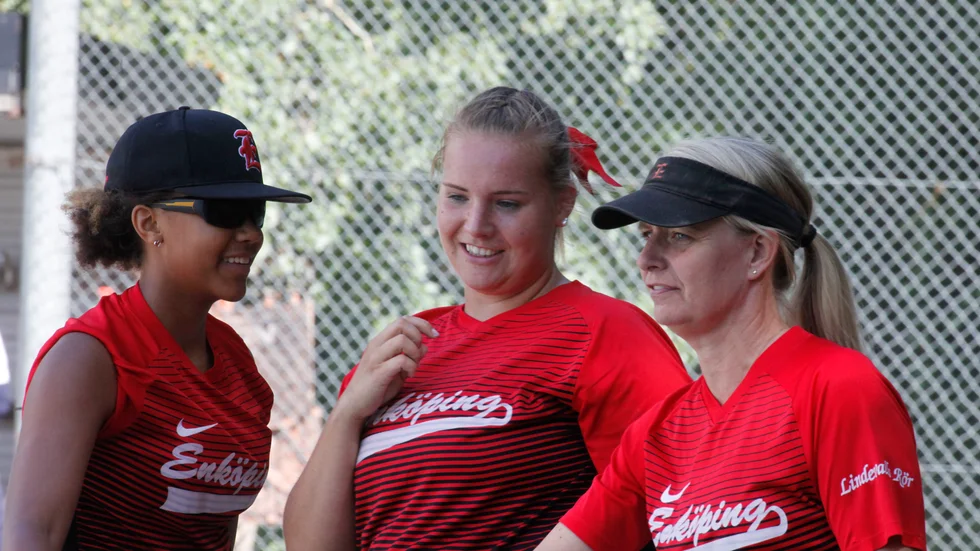 Janet Thorsén, t v, svarade för bra slagning under helgen (tillsammans med Amanda How). Amanda Wallén i mitten får beröm för andra matchen, där EBSK vann med 13-6. Tränaren Ingrid Törnberg till höger är totalt sett nöjd med helgen i Skövde efter tre av fyra segrar, eftersom division 2-lag vann båda sina matcher. Bilden från en tidigare säsong.