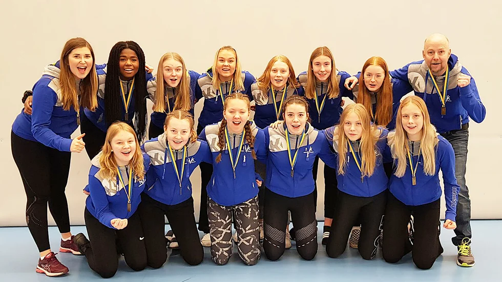 Norsjös bronslag på Ungdoms-Gran Prix, från vänster övre raden: Felicia Moren, Zeinab Kamara, Linn Isaksson, Jonna Signarsson, Elsa Bergqvist, Ida Fransson, Molly Johansson Lia och Tomas Bergqvist. Nedre raden: Alice Arvidsson, Linn Bergqvist, My Nilsson, Emma Stenman, Sofia Eriksson och Ellen Hjelte.
