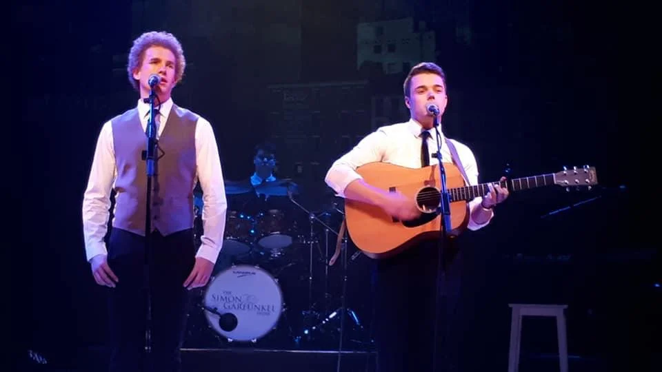Kingsley Judd som Art Garfunkel och Adam Dickinson som Paul Simon intar Nordanåteatern under fredagen. 