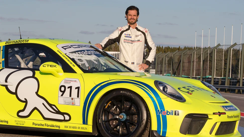 Prins Carl Philip med sin Porsche. Arkivbild.