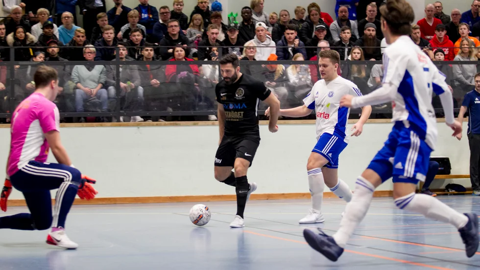 Kristberg cup, här Dribbla mot Borensberg 2019, är tillbaka igen mellan jul och nyår. Arrangerande Kristbergs IF har bestämt att inte låta spelare eller lag som spelar seriespel i futsal vara med. "De är för bra och andra lag vill inte möta dem", säger Kifs ordförande Bengt-Erik Brandt.