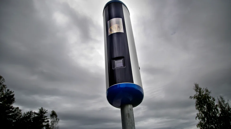 Trafikverket borde få kraft att rusta fler vägar, exempelvis de vägar på landsbygden som har fått hastighetssänkningar i stället för säkrare, tåligare och smidigare trafiklösningar.
