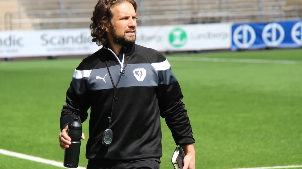 På onsdagskvällen får Daniel Helmesjös Torstorp äntligen spela match. Vi sänder mötet i Dagsberg på vår sajt.